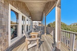 Outdoor dining - Boots to Beach: Completely Remodeled | Dog Friendly | Shared Walkway to the Beac (Duck)