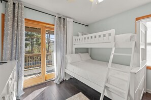 6 bedrooms, iron/ironing board, WiFi, bed sheets