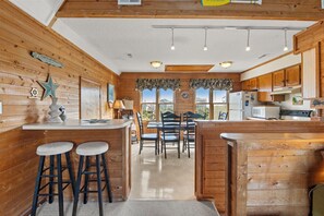 Fridge, microwave, oven, stovetop - Golden Road Retreat: Dog Friendly | Fish Cleaning Station (Avon)