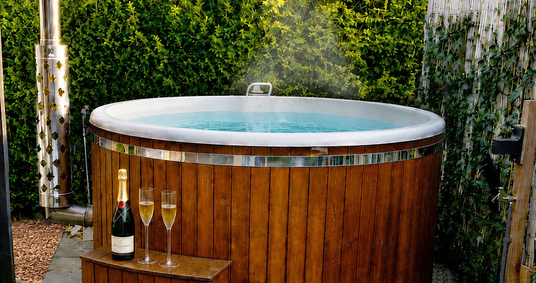 Outdoor spa tub