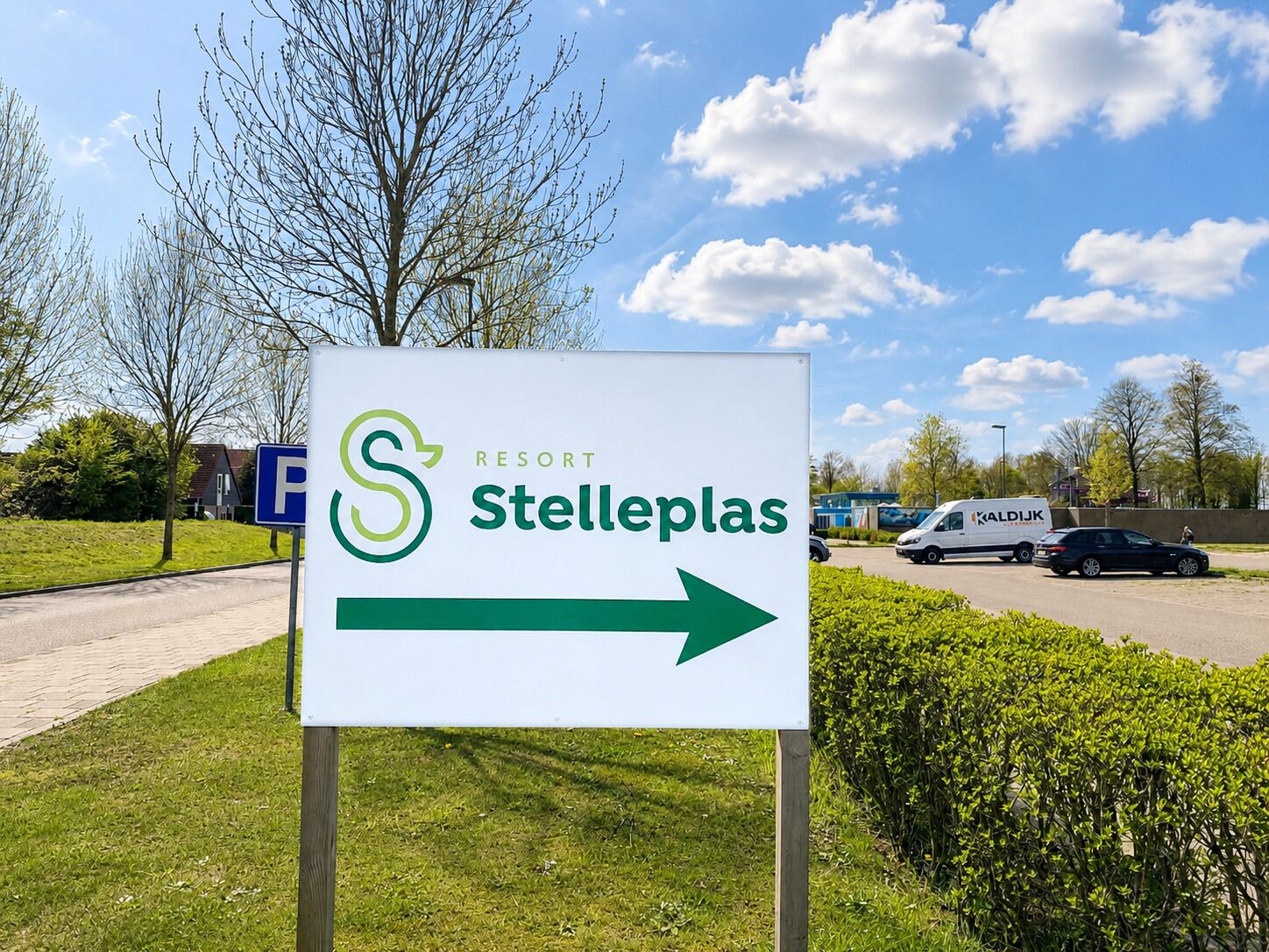 Segnale per 'Resort Stelleplas' con una freccia direzionale.