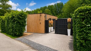 Un bâtiment en bois portant le numéro « 502 », une entrée dallée et un portail noir.
