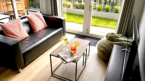 A modern living room with a leather sofa, a glass coffee table, and a magazine. - Steam & Dream 💥 Surprisedeal 💥 (Heinkenszand)