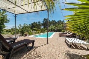 Seasonal outdoor pool, pool umbrellas, sun loungers - MontePico (Grândola)