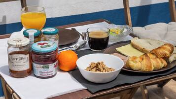 Daily continental breakfast (EUR 7 per person)