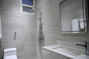 Shower, hair dryer, slippers, towels - Medhal Qurtuba by Prime Hotels (Riyadh)