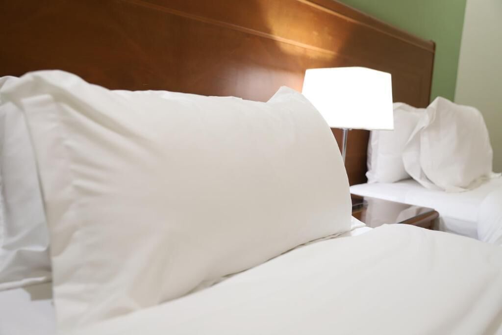 Caja de seguridad en la habitación, escritorio y cortinas blackout 