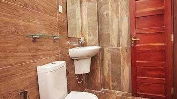 Deluxe Double Room, Garden View | Bathroom