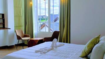 Deluxe-Doppelzimmer, Gartenblick | Schreibtisch, laptopgeeigneter Arbeitsplatz