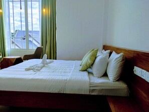 Deluxe Double Room, Garden View | Desk, laptop workspace - Pensive Villa - Nuwara Eliya (Nuwara Eliya)