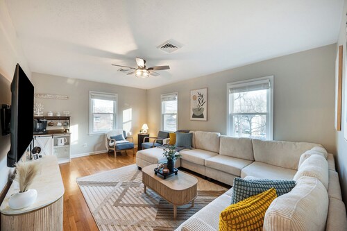 4BR LU Getaway! 4 Min to LU • Hot Tub • Game Room
