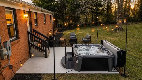 4BR LU Getaway! 4 Min to LU • Hot Tub • Game Room