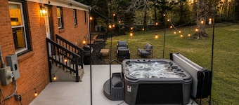 4BR LU Getaway! 4 Min to LU • Hot Tub • Game Room