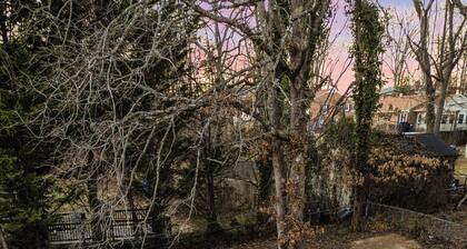 4BR LU Getaway! 4 Min to LU • Hot Tub • Game Room