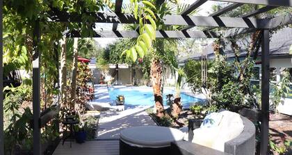 Luxury 1-bedroom cottage with pool in prime location. Peaceful resort style.