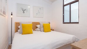 3 bedrooms, iron/ironing board, Internet, bed sheets - Hacienda - Spanish Styled Beach House (Blueys Beach)