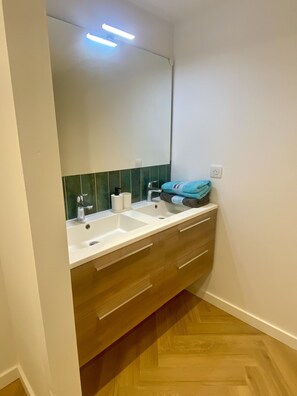 تجهيزات دش، مجففات شعر، صابون، ورق حمّام