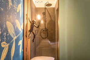 Dutxa, bidet, tovalloles i paper higiènic 