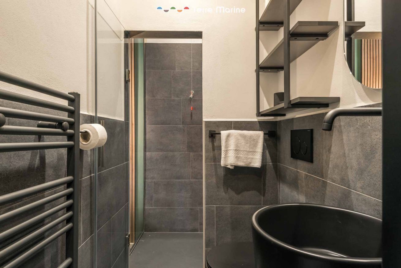 Dusche, Bidet, Handtücher, Toilettenpapier