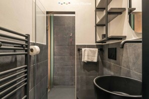 Dusche, Bidet, Handtücher, Toilettenpapier