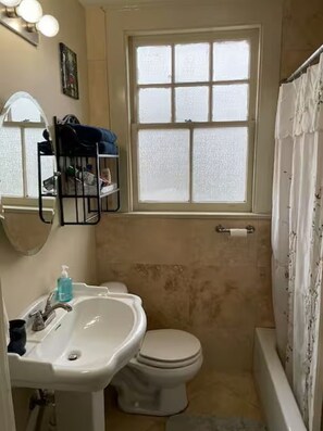 Toallas, jabón, papel de baño 