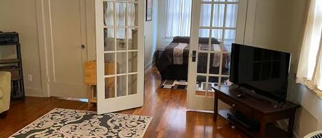 1 slaapkamer, een strijkplank/strijkijzer, wifi, beddengoed