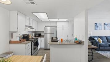 Een koelkast, een magnetron, een oven, een kookplaat