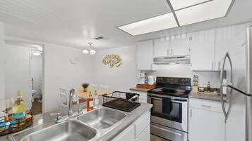 Een koelkast, een magnetron, een oven, een kookplaat