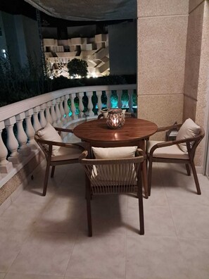 Outdoor dining - Spectacular apartment. 1 min walk to the beach. Private parking. (Badia de Xàbia)
