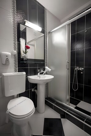 Shower, hair dryer, towels, soap - Apart Hotel Solaris: Deluxe Apartment 5: 30 m2 (Skopje)
