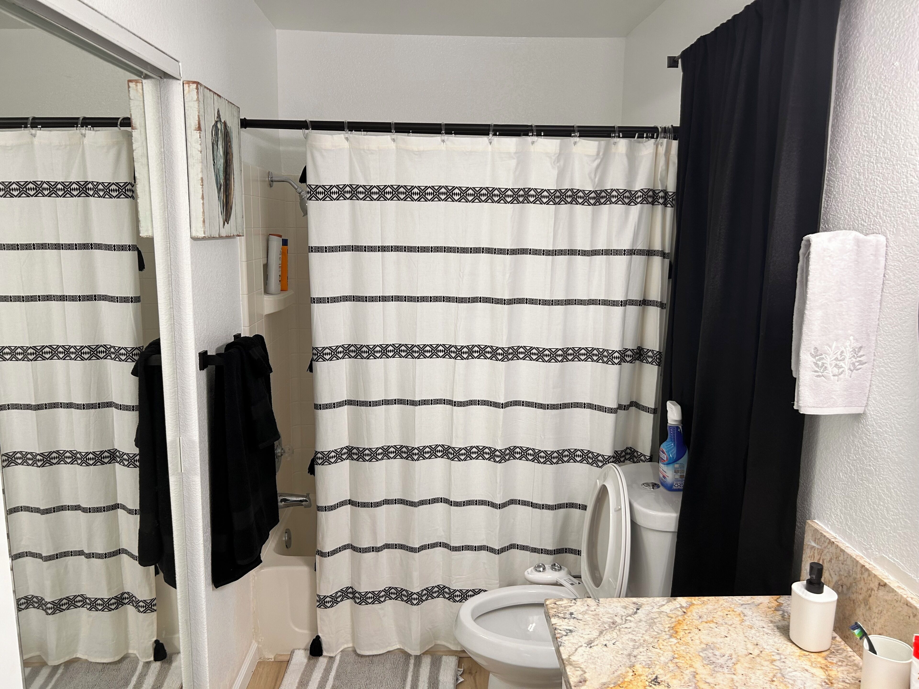 Hårføner, bidé, håndklær og såpe