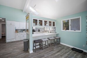 Fridge, microwave, oven, dishwasher - Peaceful Marsh-Side Escape, Golf Cart Included, Pets Considered - 936 Stone Crab (Fripp Island)