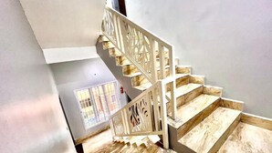 Una escalera con barandilla blanca y peldaños de madera.