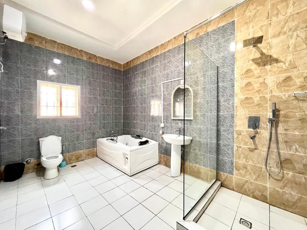 Familiekamer, balkon, uitzicht op de stad | Badkamer | Gratis toiletartikelen, een haardroger, handdoeken, zeep