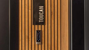 Een houten paneel met een verticale streepjesprint en een cijferslot.