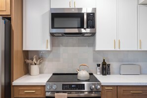 Fridge, microwave, oven, stovetop - Arcadia 2BR Condo Near Camelback and Old Town (Phoenix)