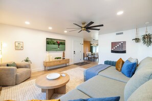 Smart TV - Arcadia 2BR Condo Near Camelback and Old Town (Phoenix)