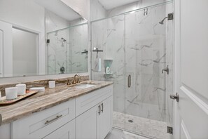 Shower, hair dryer, towels, soap - Spacious New Build • 10 Minutes to the Beach (Largo)