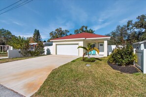Exterior - Spacious New Build • 10 Minutes to the Beach (Largo)