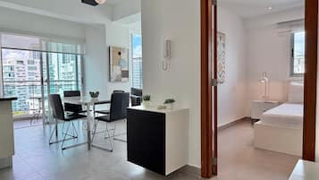 Een strijkplank/strijkijzer, internet, beddengoed