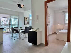 Tabla de planchar con plancha, acceso a internet y ropa de cama 