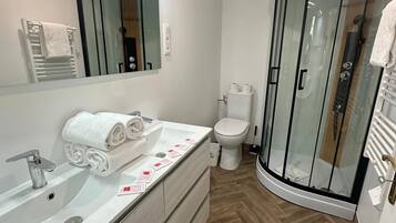 Dusche, Haartrockner, Handtücher, Seife