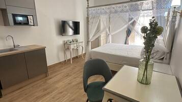 Tabla de planchar con plancha, wifi y ropa de cama