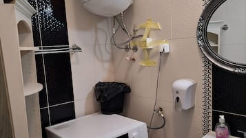 Douche, séchoir à cheveux, serviettes fournies, savon
