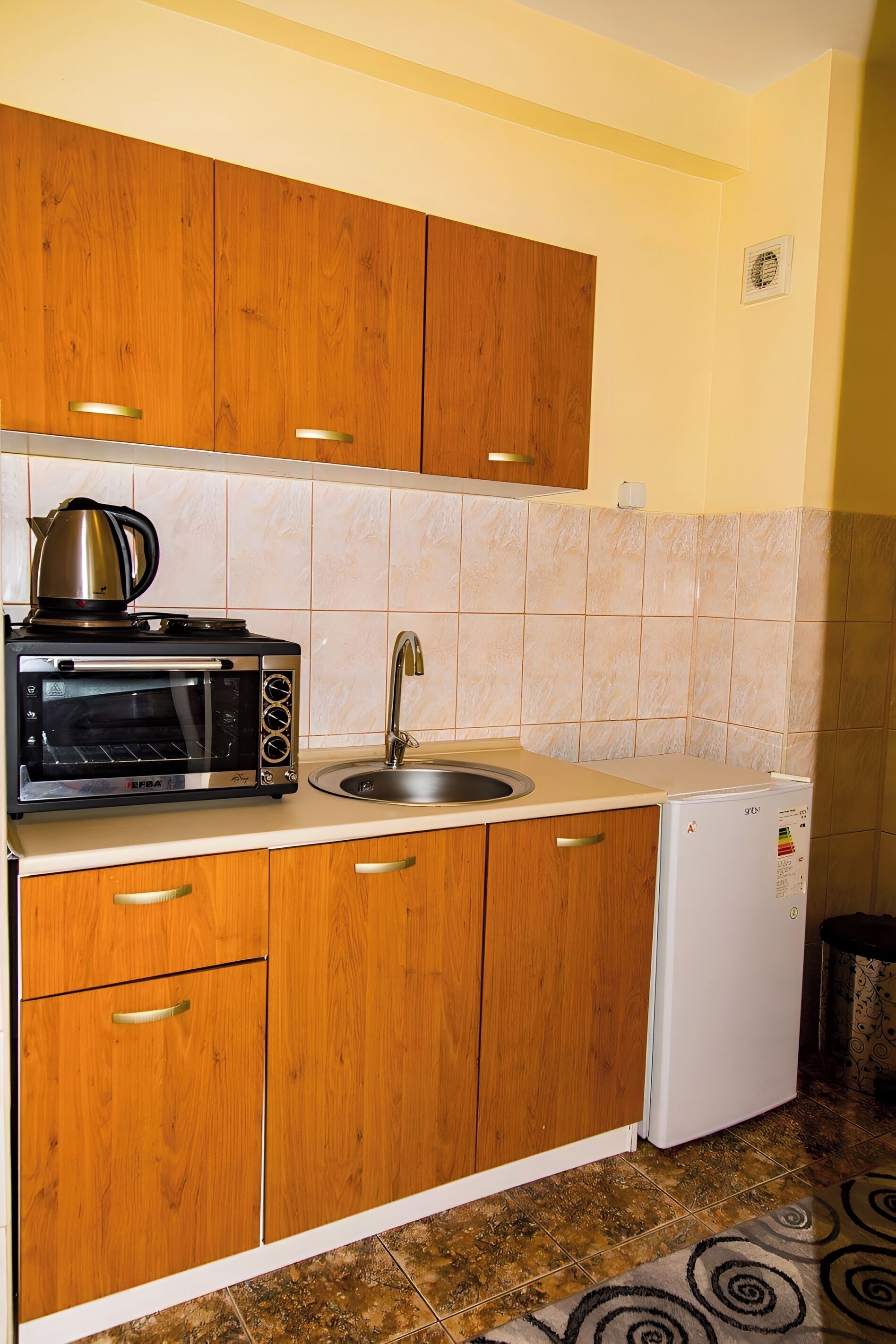 Réfrigérateur, surface de cuisson, bouilloire électrique