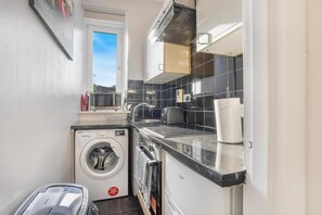 冰箱、微波炉、烤箱、炉灶