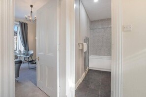 Interior - Holburn Lodge by Duthie Park Work Ready Fast Wi-fi (Aberdeen)