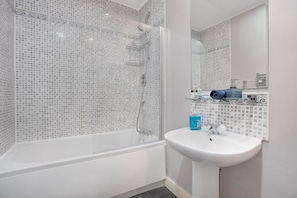 Combined shower/bathtub, deep-soaking bathtub, hair dryer, towels - Holburn Lodge by Duthie Park Work Ready Fast Wi-fi (Aberdeen)