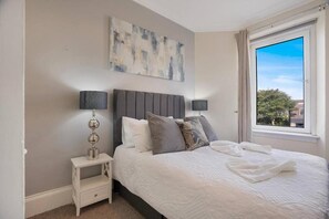 2 bedrooms, iron/ironing board, free WiFi, bed sheets - Holburn Lodge by Duthie Park Work Ready Fast Wi-fi (Aberdeen)