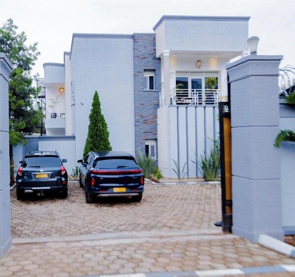 Fachada de la propiedad